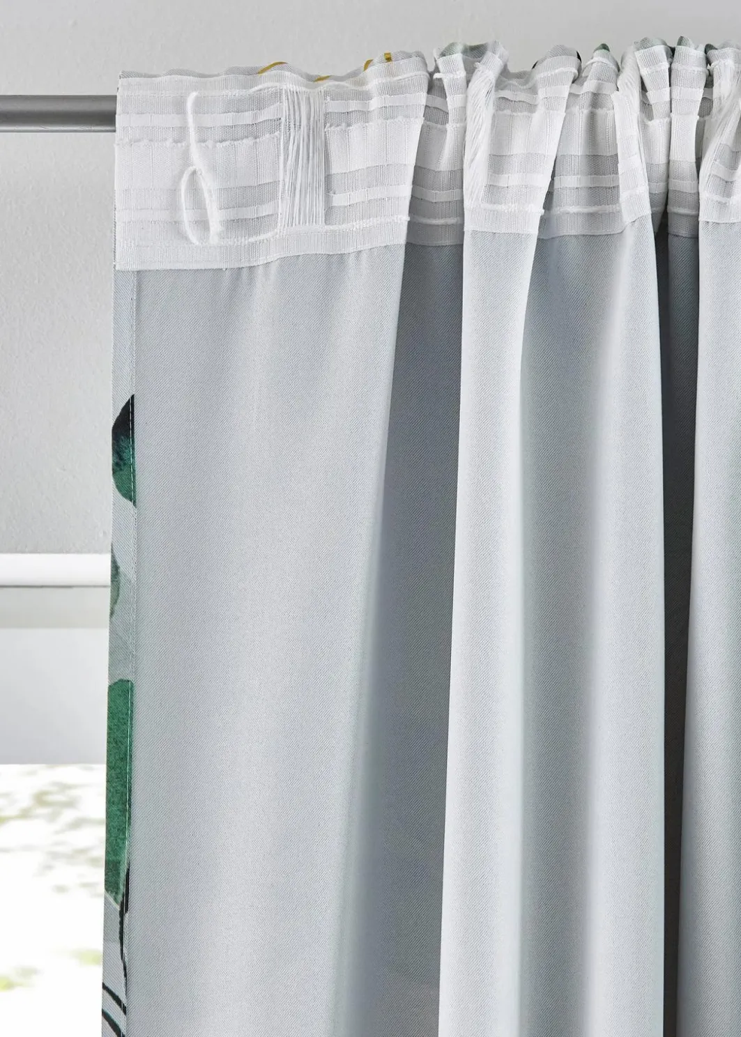 bonprix Vorhänge|Abdunkelnder Vorhang mit floralem Glanz Druck (1er Pack)