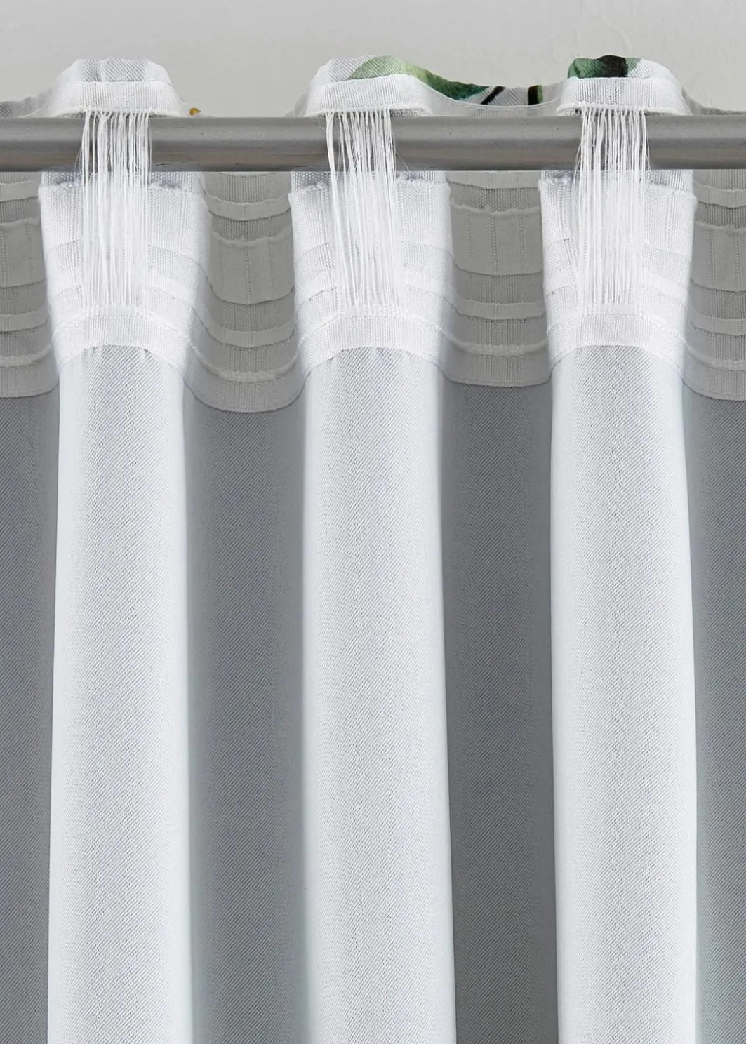bonprix Vorhänge|Abdunkelnder Vorhang mit floralem Glanz Druck (1er Pack)