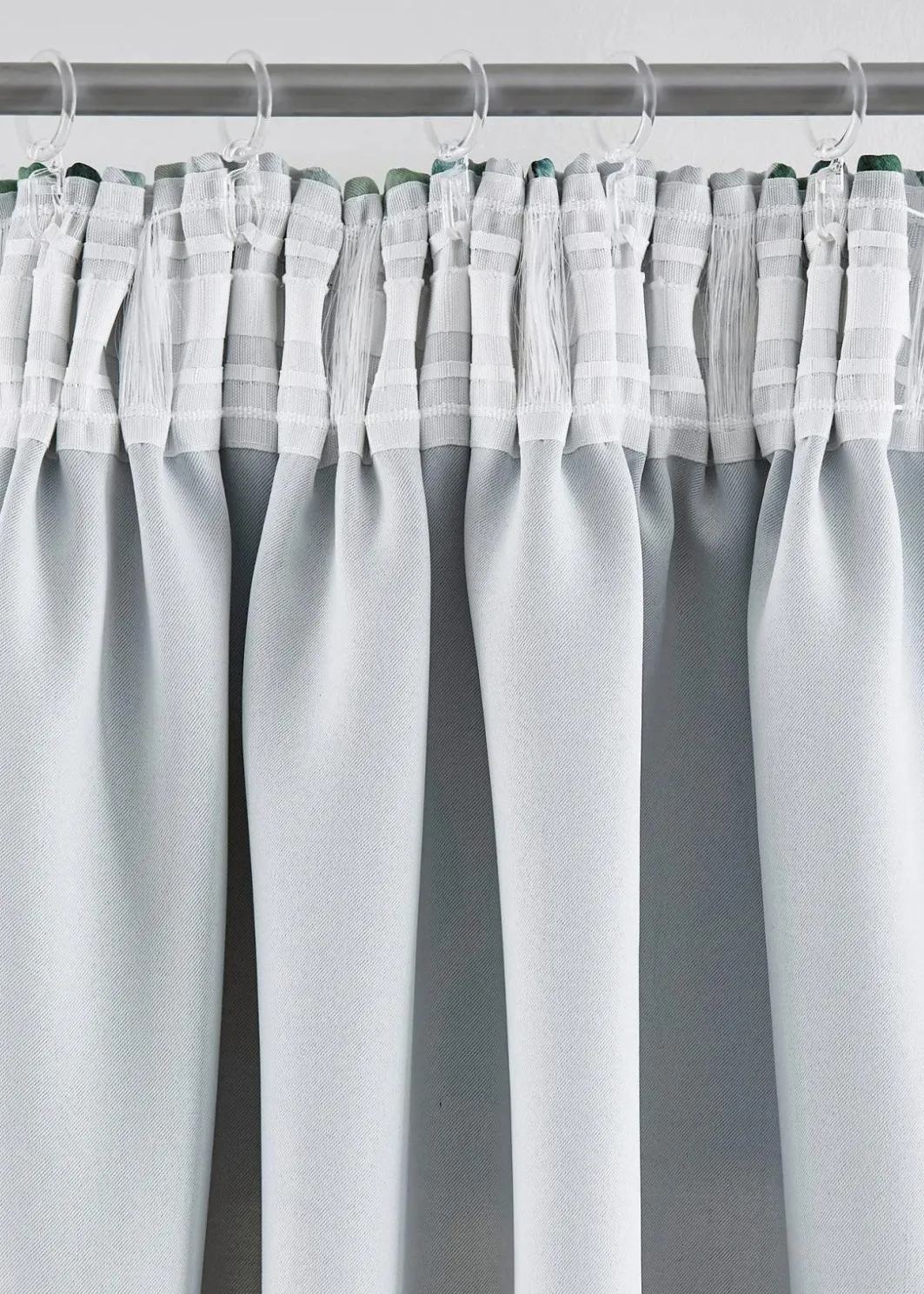 bonprix Vorhänge|Abdunkelnder Vorhang mit floralem Glanz Druck (1er Pack)