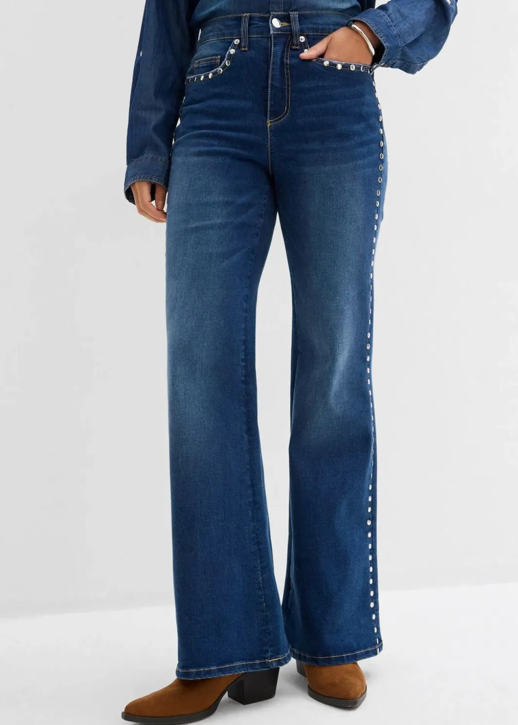 Damen bonprix Kurzgrößen|Bekleidung·Shirts & Tops|Flared-Jeans High Waist mit Nietenbesatz