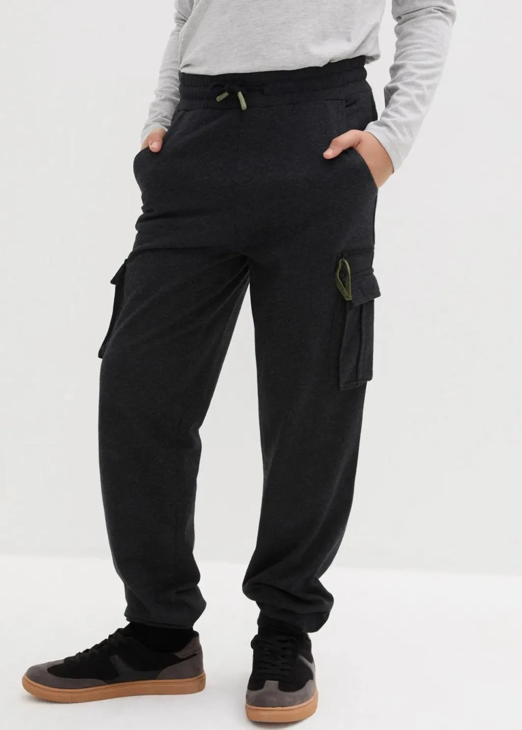 Kinder bonprix Jungen 9-16 Jahre·Hosen|Jungen 2-8 Jahre·Nachhaltigere Materialien|Jogginghose mit Cargotaschen aus weichem Baumwoll-Mix