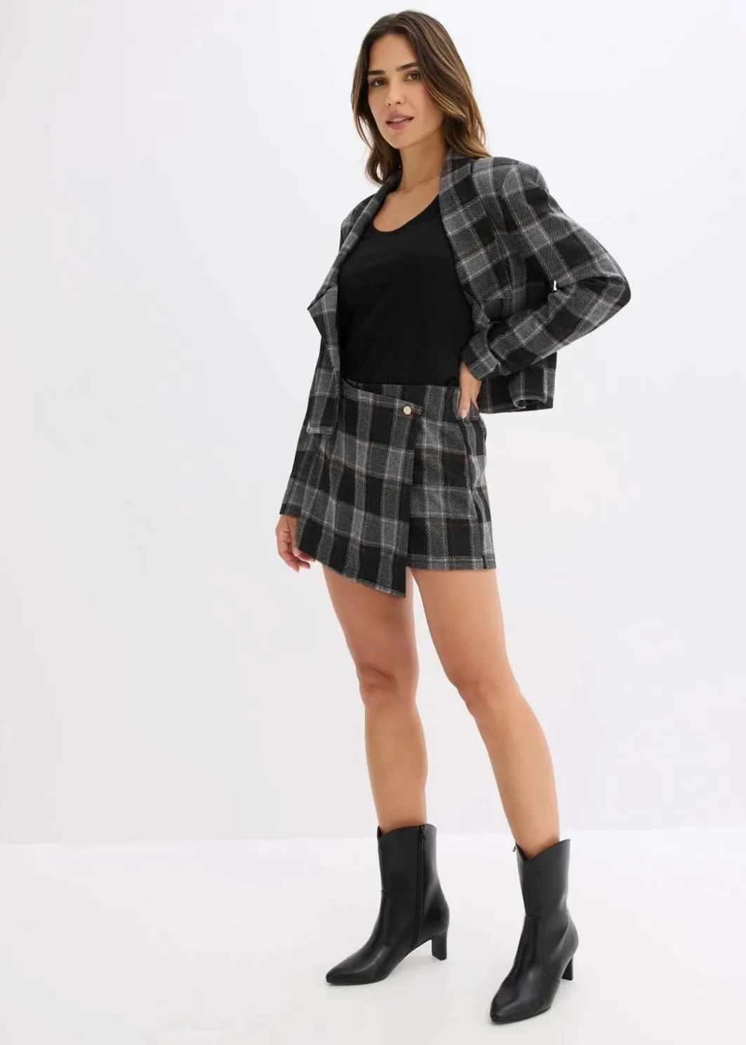 Damen bonprix Hosen|Shorts|Kurzer Skort mit Schmuck-Knopf