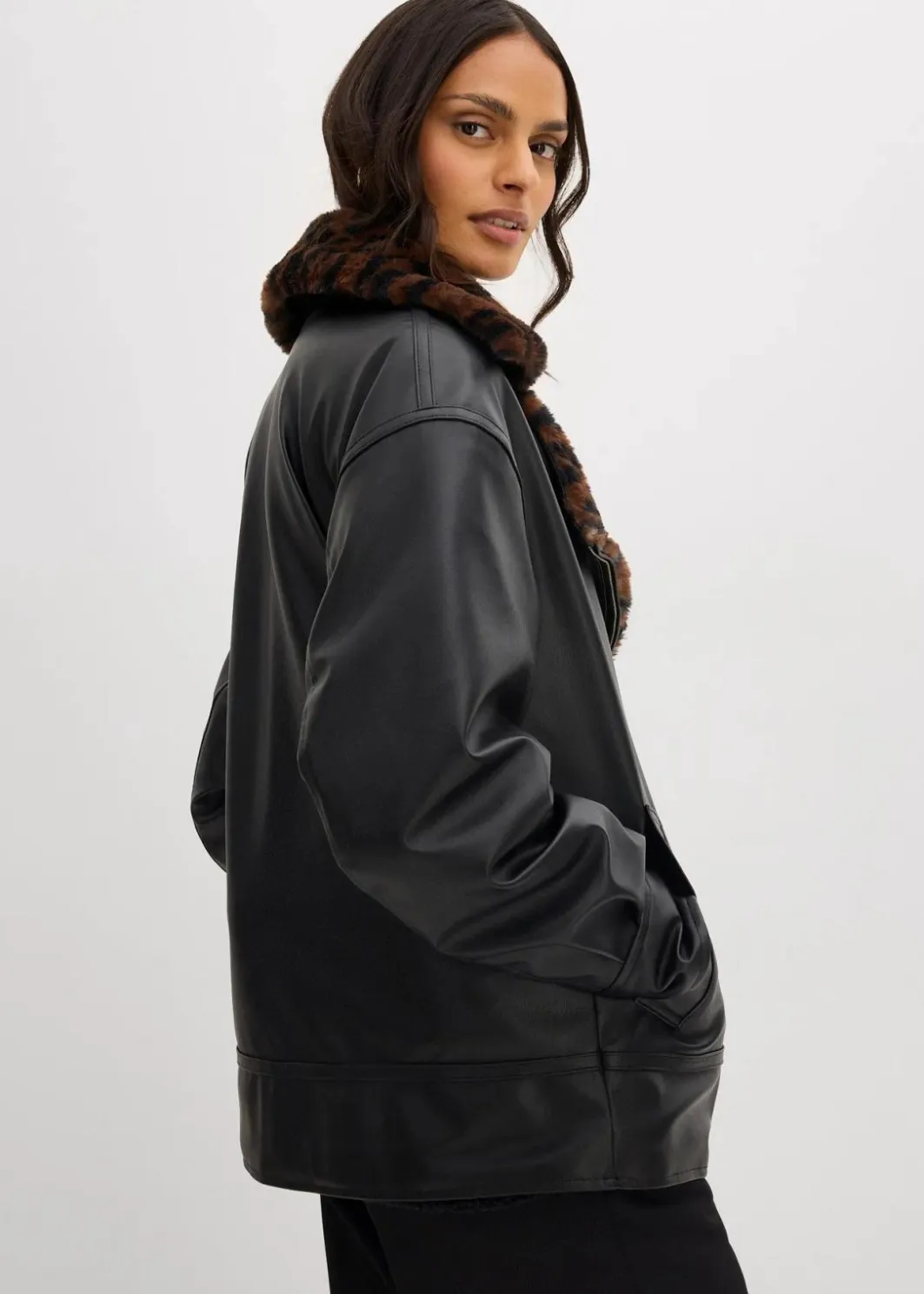 Damen bonprix Bekleidung·Hosen|Jacken & Mäntel|Lederimitat-Jacke mit Leoparden Kunstfell