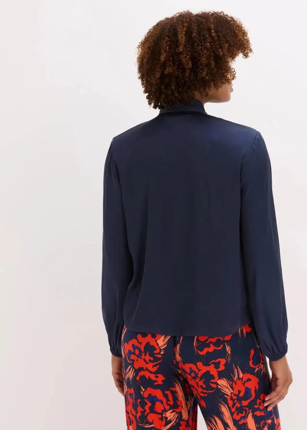 Outlet Schluppenbluse aus fließendem Satin Damen Blusen & Tuniken|Nachhaltigere Materialien
