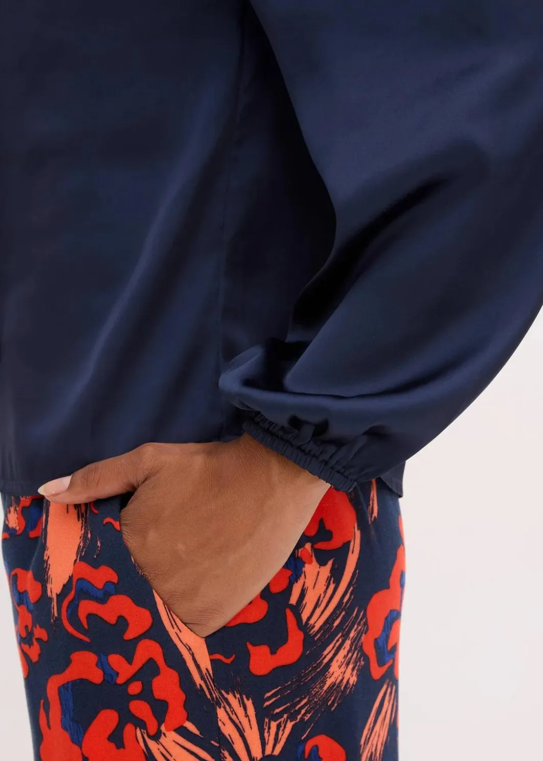 Outlet Schluppenbluse aus fließendem Satin Damen Blusen & Tuniken|Nachhaltigere Materialien