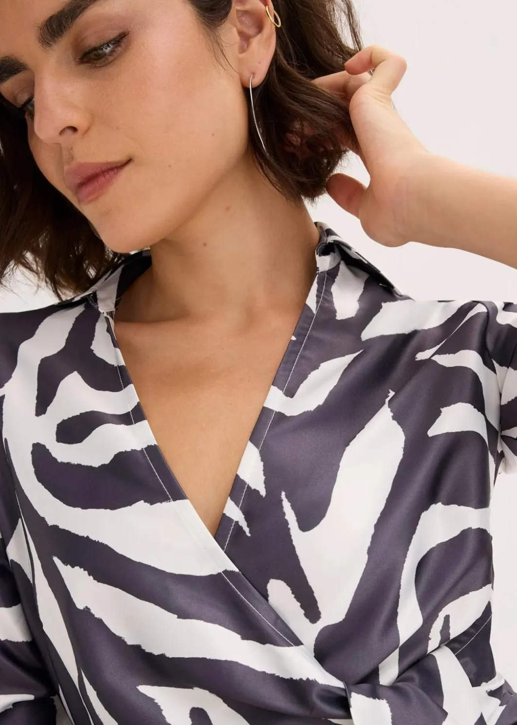 Best Wickelkleid aus fließendem Satin Damen Bekleidung·Pullover & Strickjacken|Kleider